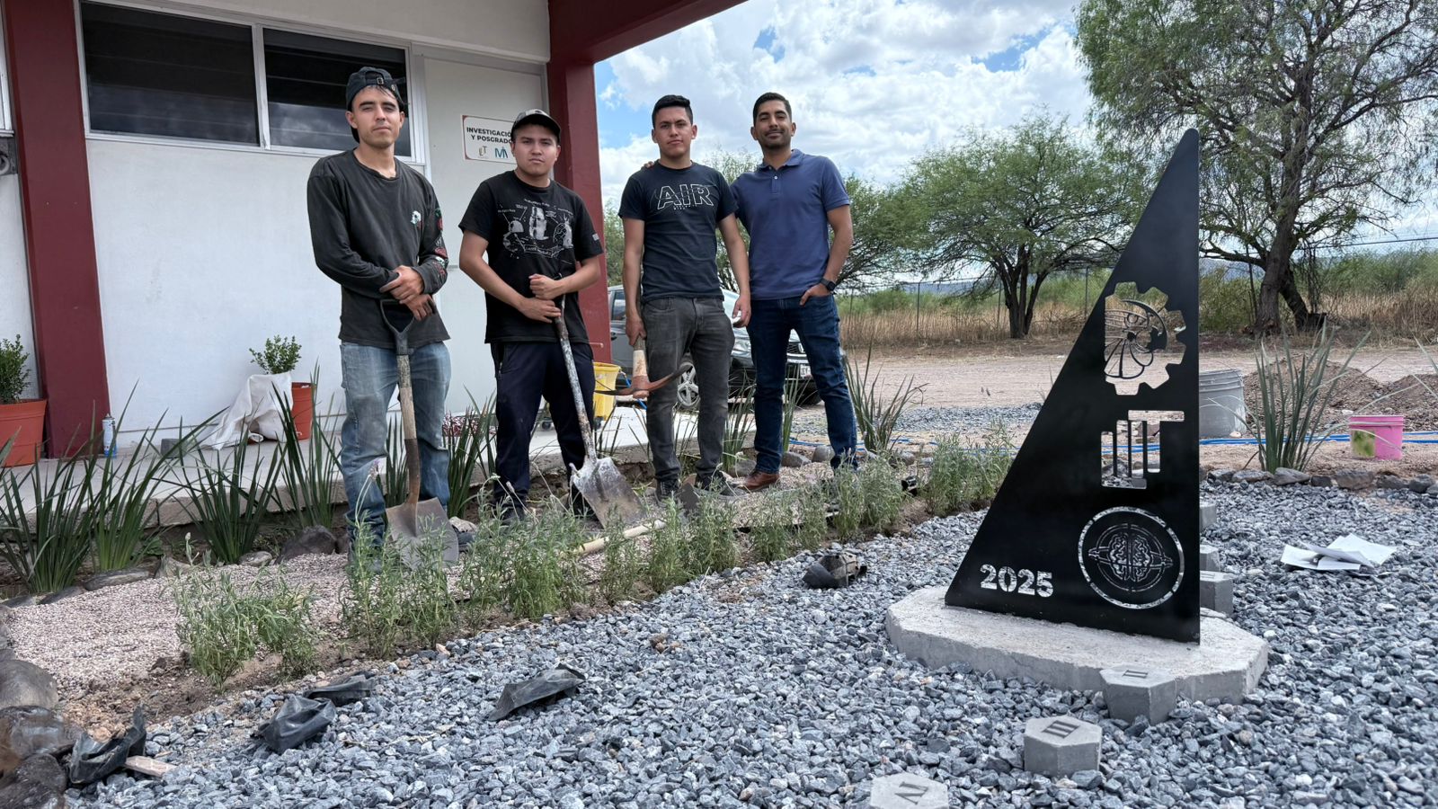 Integrantes del equipo junto a Hyperion